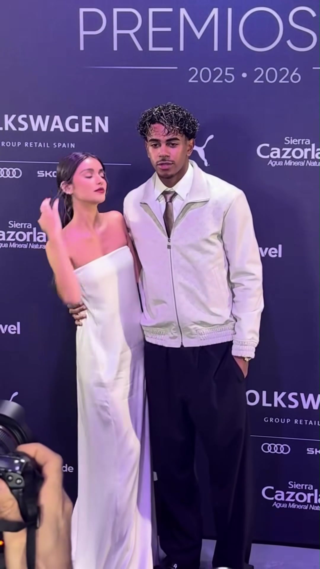 19岁亚马尔携21岁女友参加颁奖典礼，蓄胡子模样少年老成