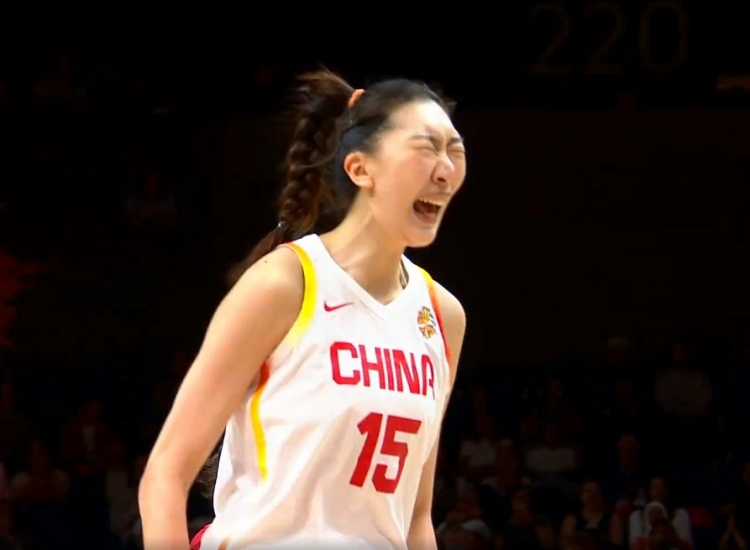 怒吼起来了！韩旭作掩护后外弹 接球三分空心命中打停捷克！